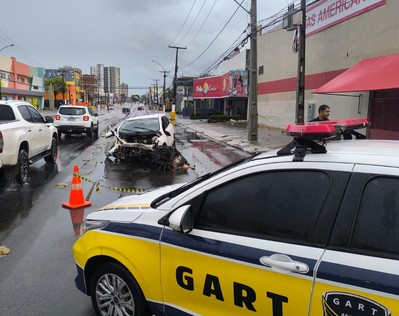 Acidente entre carro e mureta deixa quatro feridos na Av. Hermes Fontes