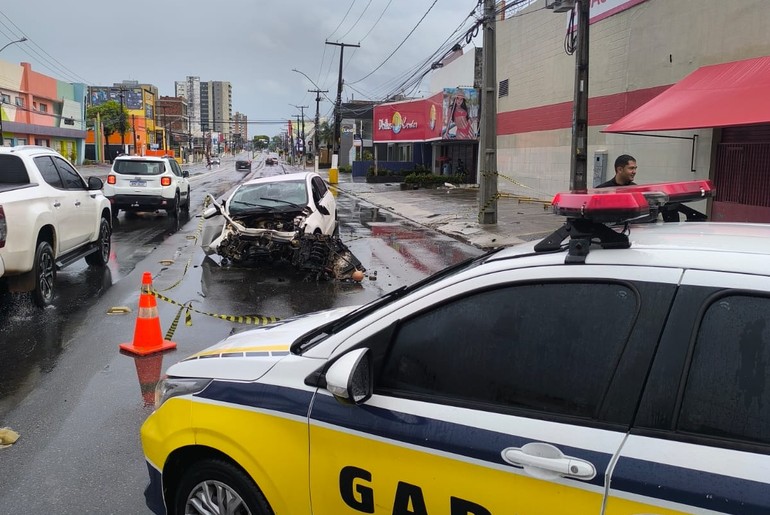 Acidente entre carro e mureta deixa quatro feridos na Av. Hermes Fontes