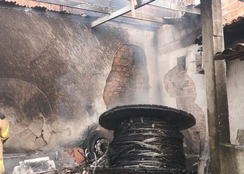 VÍDEO; Incêndio atinge depósito de materiais no Alto da Divinéia, em São Cristóvão