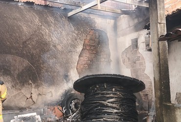 VÍDEO; Incêndio atinge depósito de materiais no Alto da Divinéia, em São Cristóvão