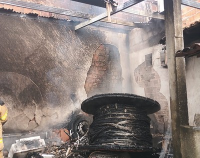 VÍDEO; Incêndio atinge depósito de materiais no Alto da Divinéia, em São Cristóvão
