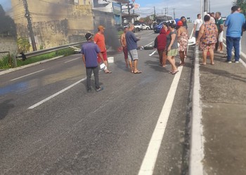 Moradores bloqueiam Avenida Osvaldo Aranha durante protesto por falta de água