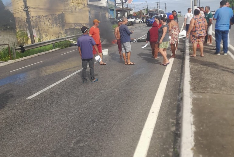 Moradores bloqueiam Avenida Osvaldo Aranha durante protesto por falta de água