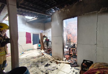 Incêndio atinge residência no bairro Serrano, em Itabaiana
