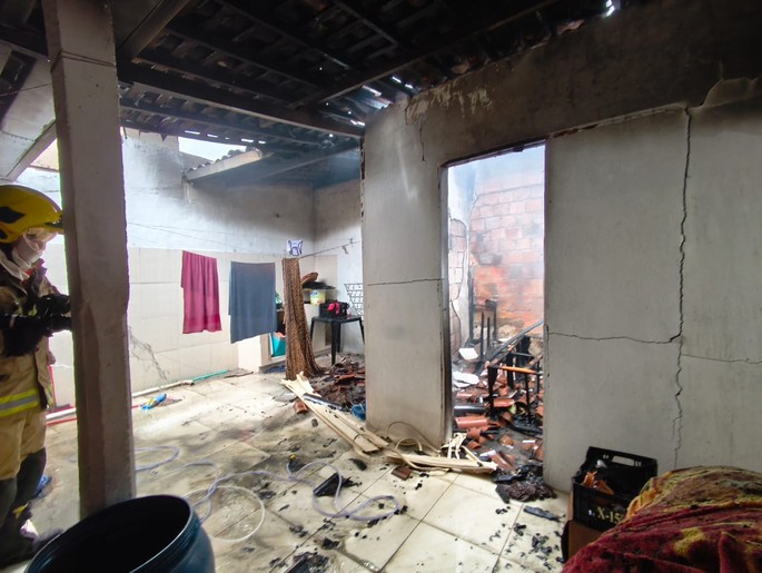 Incêndio atinge residência no bairro Serrano, em Itabaiana