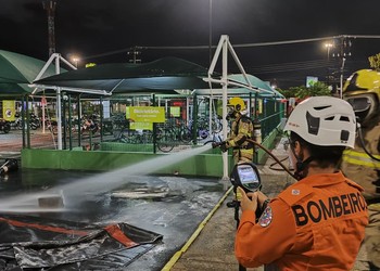 Bateria de moto elétrica pega fogo em estacionamento de shopping em Aracaju