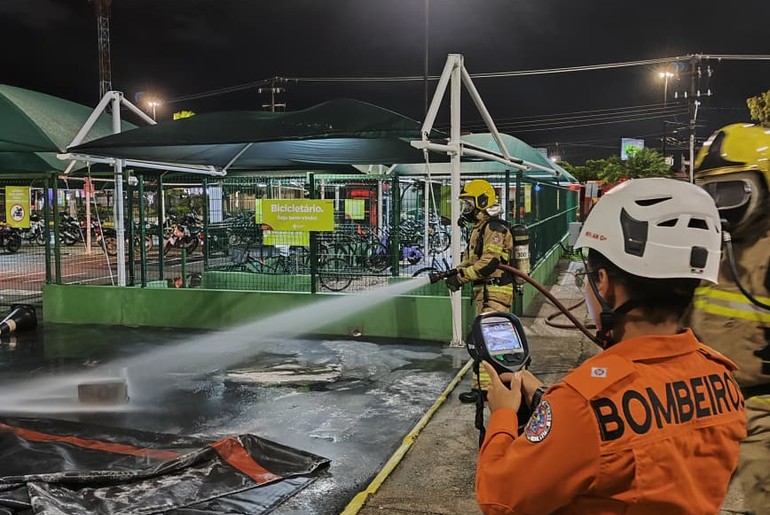 Bateria de moto elétrica pega fogo em estacionamento de shopping em Aracaju