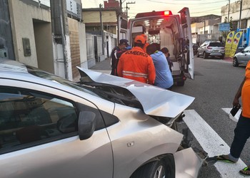 Acidente entre três veículos deixa feridos no cruzamento de ruas em Aracaju