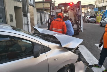 Acidente entre três veículos deixa feridos no cruzamento de ruas em Aracaju