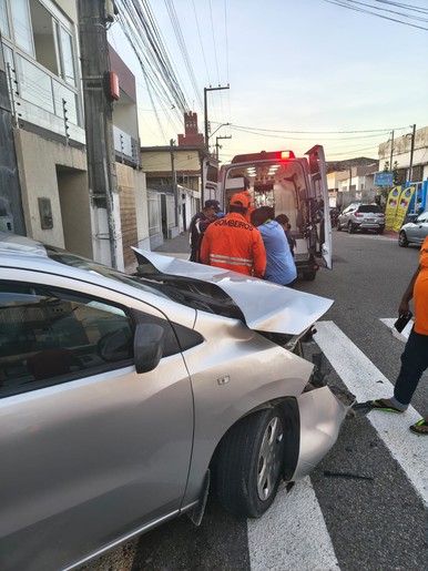 Acidente entre três veículos deixa feridos no cruzamento de ruas em Aracaju