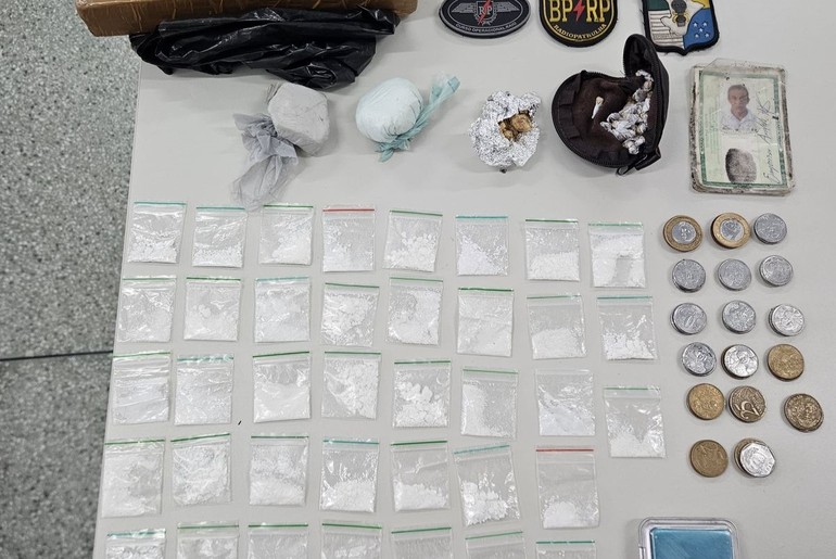 Radiopatrulha apreende drogas e materiais do tráfico no Bairro Industrial, em Aracaju