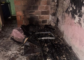 Incêndio atinge residência em São Francisco e bombeiros evitam que fogo se espalhe