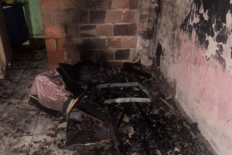 Incêndio atinge residência em São Francisco e bombeiros evitam que fogo se espalhe