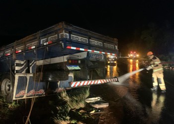 Caminhão carregado de melancias capota na SE-339 e deixa três feridos