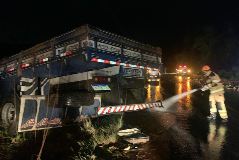 Caminhão carregado de melancias capota na SE-339 e deixa três feridos