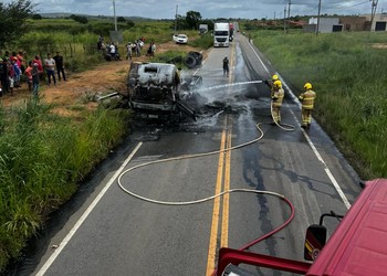Bombeiros combatem incêndio em caminhão carregado com pneus em Riachão do Dantas