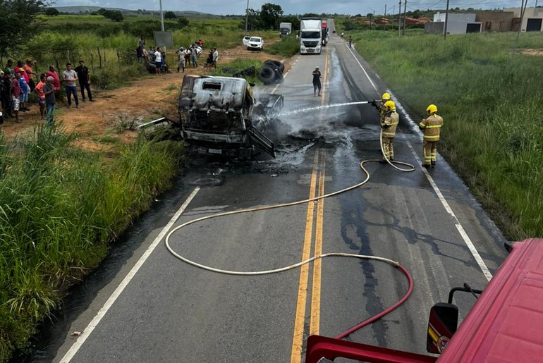 Bombeiros combatem incêndio em caminhão carregado com pneus em Riachão do Dantas