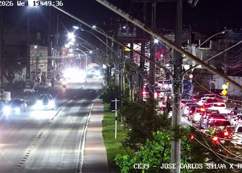 Protesto por falta de água bloqueia avenida na Zona Sul de Aracaju e trânsito é liberado à noite