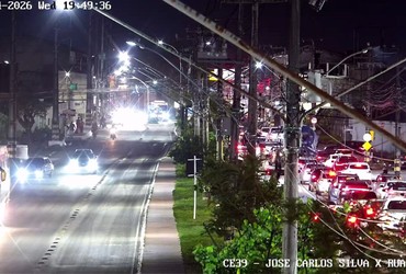 Protesto por falta de água bloqueia avenida na Zona Sul de Aracaju e trânsito é liberado à noite