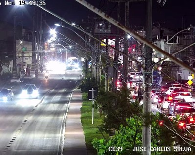 Protesto por falta de água bloqueia avenida na Zona Sul de Aracaju e trânsito é liberado à noite