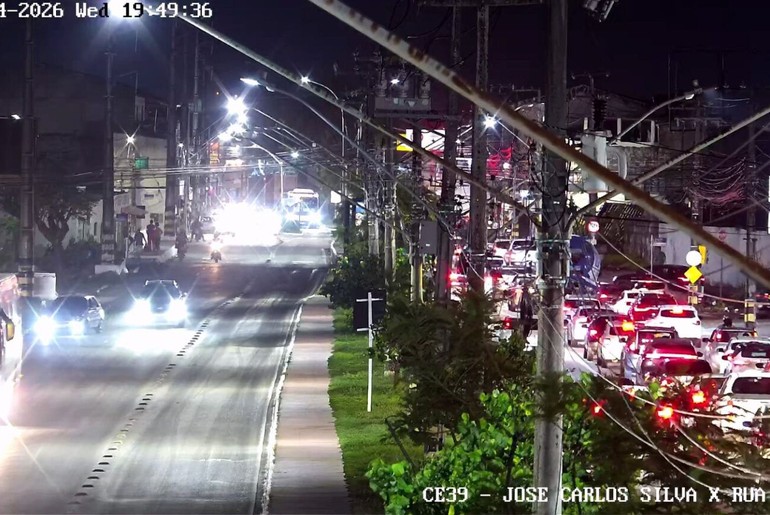 Protesto por falta de água bloqueia avenida na Zona Sul de Aracaju e trânsito é liberado à noite