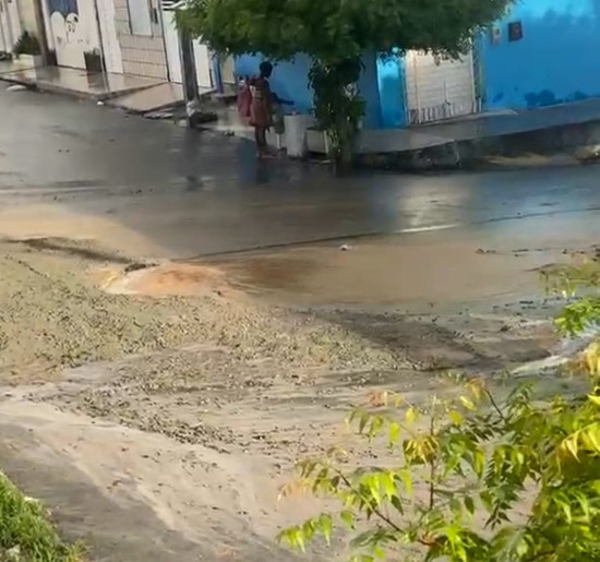 Vazamento de água abre crateras e compromete trânsito no 18 do Forte