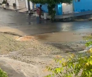 Vazamento de água abre crateras e compromete trânsito no 18 do Forte