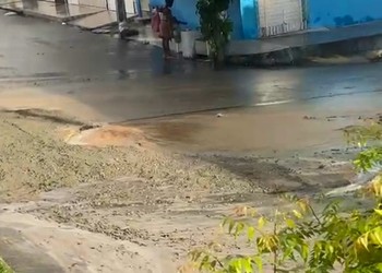 Vazamento de água abre crateras e compromete trânsito no 18 do Forte