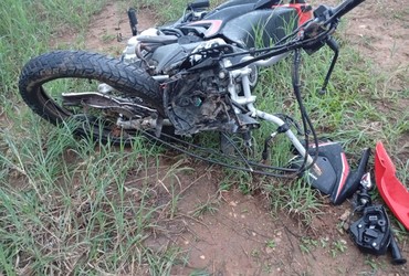Adolescente morre em colisão frontal entre moto e caminhonete na SE-240, em Carira