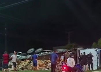 Caminhão carregado de pisos tomba em Nossa Senhora do Socorro