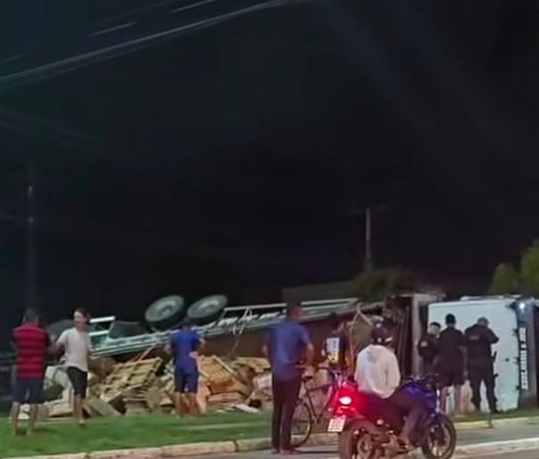 Caminhão carregado de pisos tomba em Nossa Senhora do Socorro