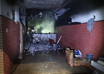 Incêndio atinge área externa de residência na região da Aruana, em Aracaju