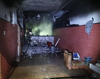 Incêndio atinge área externa de residência na região da Aruana, em Aracaju