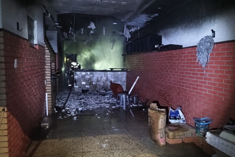 Incêndio atinge área externa de residência na região da Aruana, em Aracaju