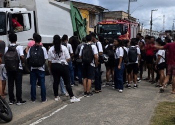 Acidente entre bicicleta e caminhão de lixo deixa criança ferida em Propriá
