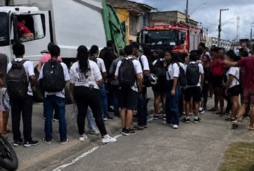 Acidente entre bicicleta e caminhão de lixo deixa criança ferida em Propriá