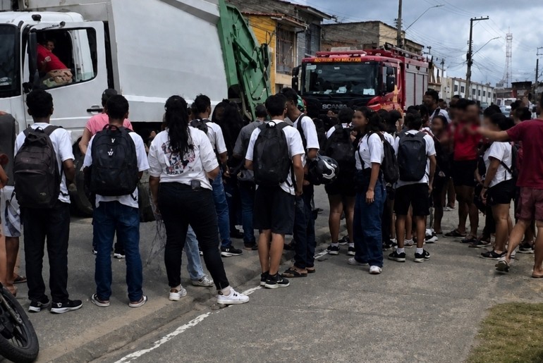 Acidente entre bicicleta e caminhão de lixo deixa criança ferida em Propriá