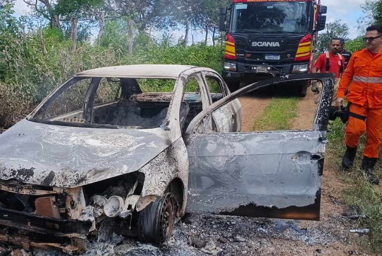 VÍDEO; Carro é destruído por incêndio em estrada no município de Gararu