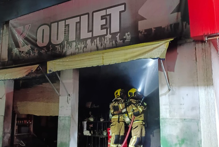 Incêndio atinge loja comercial durante a madrugada em Nossa Senhora da Glória