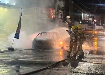 Carro pega fogo e fica destruído em avenida da Zona Sul de Aracaju
