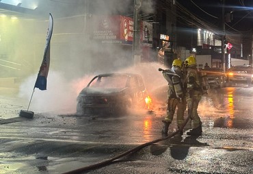 Carro pega fogo e fica destruído em avenida da Zona Sul de Aracaju