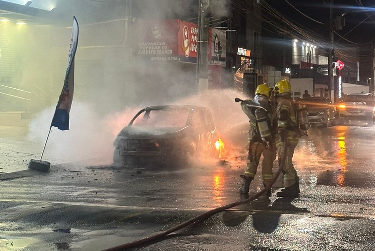 Carro pega fogo e fica destruído em avenida da Zona Sul de Aracaju