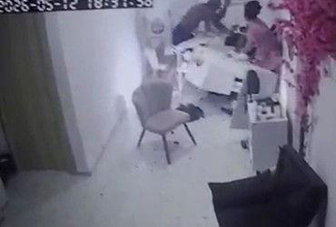 Homem é preso após invadir salão e agredir ex-companheira com arma em Aracaju
