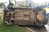 Homem fica ferido após carro capotar e atingir outros veículos na Barra dos Coqueiros