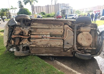 Homem fica ferido após carro capotar e atingir outros veículos na Barra dos Coqueiros
