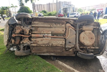 Homem fica ferido após carro capotar e atingir outros veículos na Barra dos Coqueiros