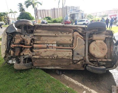 Homem fica ferido após carro capotar na Barra dos Coqueiros
