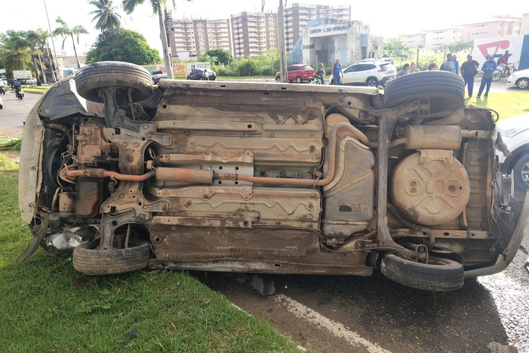 Homem fica ferido após carro capotar e atingir outros veículos na Barra dos Coqueiros