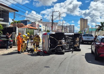 Mulher fica ferida após carro capotar no bairro São José, em Aracaju