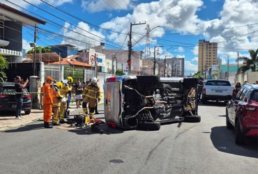 Mulher fica ferida após carro capotar no bairro São José, em Aracaju